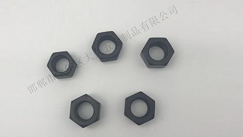 在大久五金看來，六角螺母是將機(jī)械設(shè)備緊密連接起來的重要零件